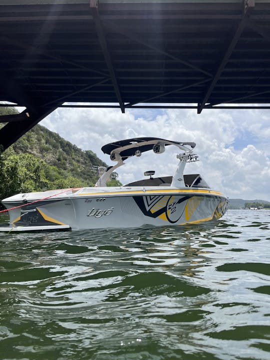 Wake Surf ou faça um cruzeiro para o melhor dia no lago!