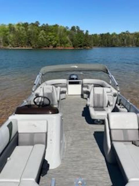Prêt à faire une croisière sur le lac Keowee, Hartwell ou Jocasse avec le tube et le carburant gratuits ?