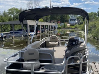 Ponton Suntracker pour la pêche et la croisière, parfait pour une journée sur le lac Simcoe !