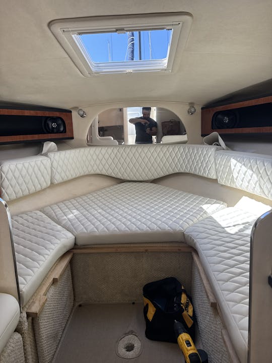 El lujoso Sea Ray Sundancer 280 de 2007, perfecto para 6 personas, estilo yate