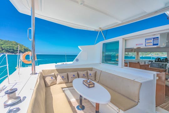 Enjoy a Day Aboard our LAGOON420: Your Ultimate Seafaring Oasis!