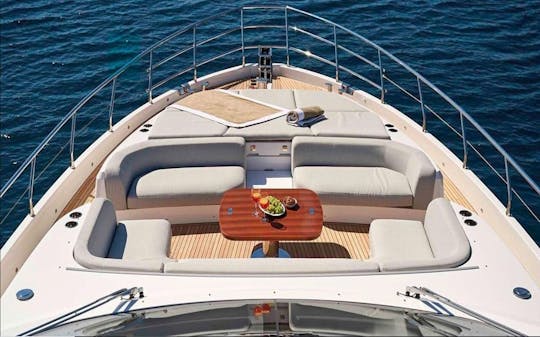 クロアチア、ポドストラナの豪華な Azimut 78 フライヨット