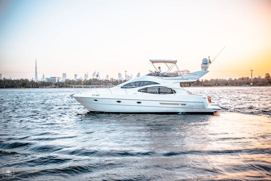 Luxo redefinido: aluguel de iate Azimut de 45 pés a partir da Marina de Dubai