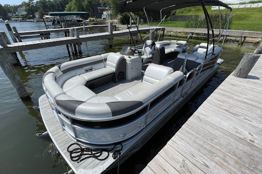 25ft 115HP Berkshire Luxury Premium Sound Tri-toon!!