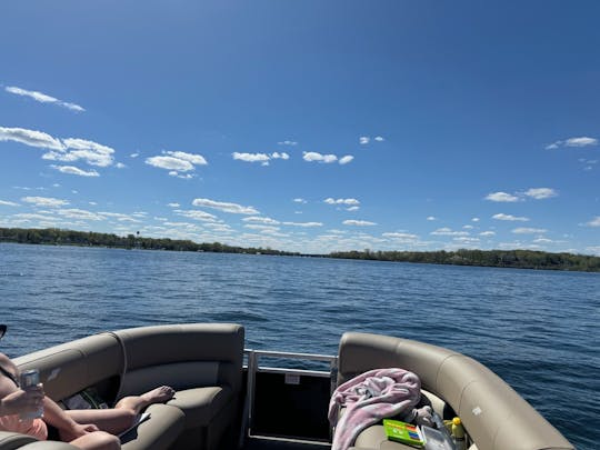 Nouveau ponton spacieux sur le lac Minnetonka