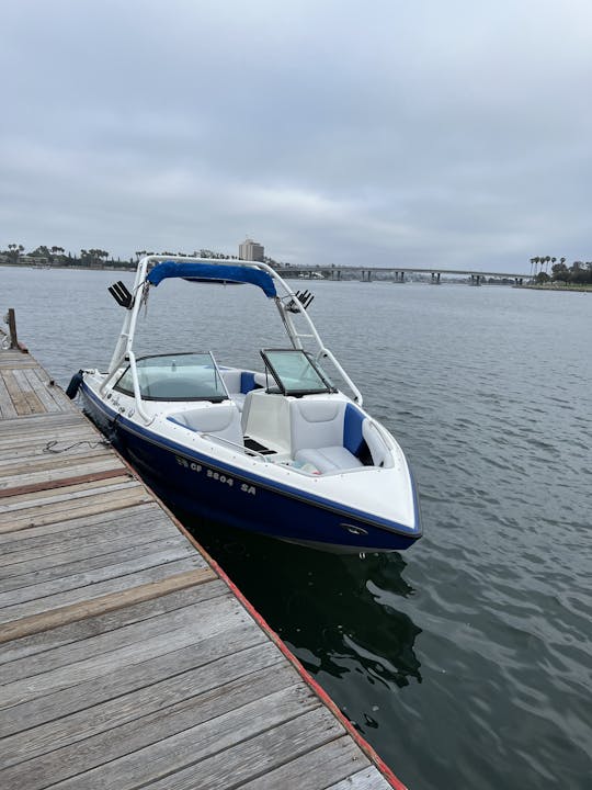  Wakesurf Lessons with the 22ft Centurion Bowrider!