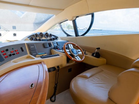 Yacht à moteur de luxe Azimut de 50 pieds à Bodrum pour 6 personnes pendant la nuit