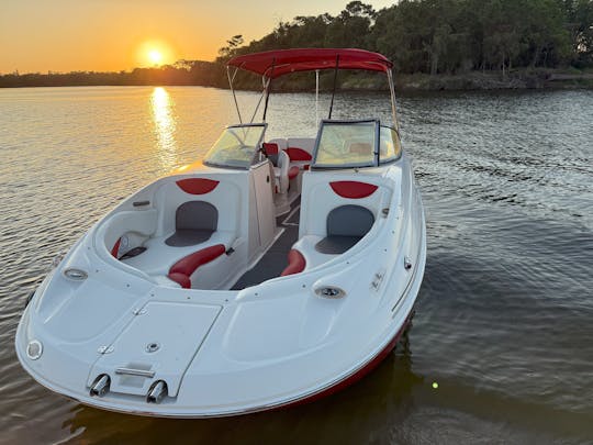 Espacioso barco con cubierta para hasta 11 pasajeros en el lago Houston