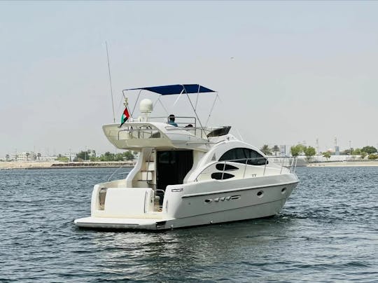 Iate a motor Azimut Conwy de 42 pés em Dubai