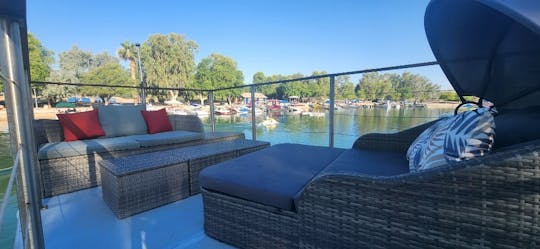 Cabane de bateau à double pont avec jacuzzi dans la Manche