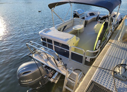 FUN PONTOON BOAT WITH BBQ NAVIGATE YOURSELF UP TO 12 PEOPLE 