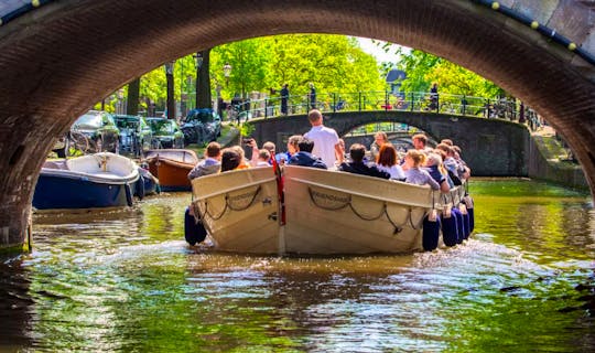 35-43 persons: 'Damrak Gin Hal Canal Boat' in Amsterdam (100% electric)