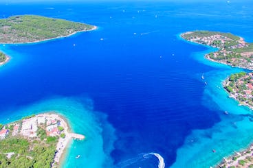 Excursão de lancha particular pela Ilha de Šolta e Lagoa Azul saindo de Split