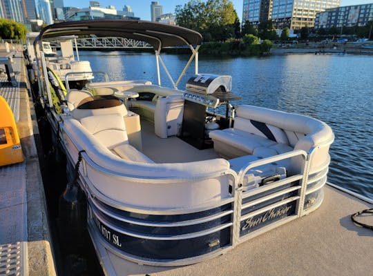 FUN PONTOON BOAT WITH BBQ NAVIGATE YOURSELF UP TO 12 PEOPLE 