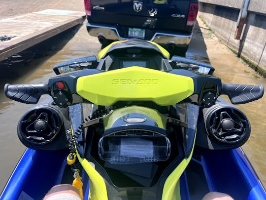 Paquete Sea- Doo Wave Runner Wake 170 con Bluetooth Speaks & Water Tow