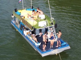 Houseboat Party Boat for 12 in Montréal, Québec