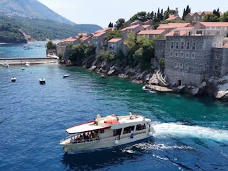 Crucero costero de dos pisos en Bar, Montenegro