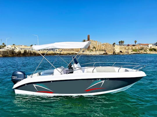 Bateau « Fiore » de 19 pieds avec skipper, moteur hors-bord de 40 ch