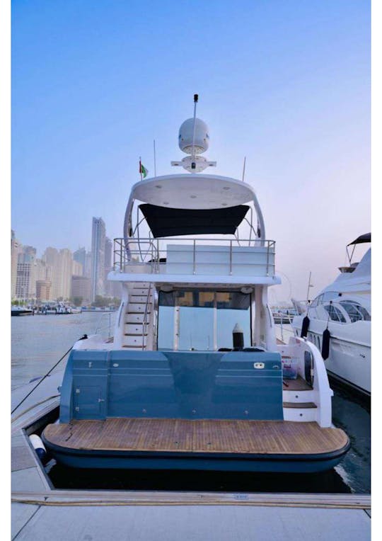 Yate Majesty de lujo de 75 pies en Dubai Marina: chárter para eventos y excursiones con 35 personas