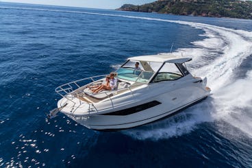 豪華モータークルーザーSea Ray320でアギアナパの海岸線とブルーラグーンを探索