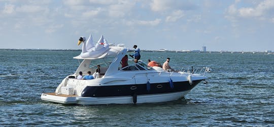 Yacht à moteur avec équipage à Cancún