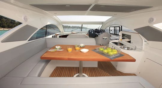 Alquiler de yate a motor Beneteau Monte Carlo de 42 pies en la Costa Azul, Francia