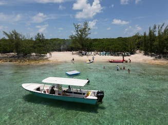 Aventures de plongée avec tuba en bateau à fond de verre et plage aux cochons aux Bahamas