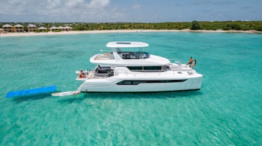 Catamaran à moteur ORA Leopard 53PC au départ de Saint-Martin, plage d'Anse Marcel