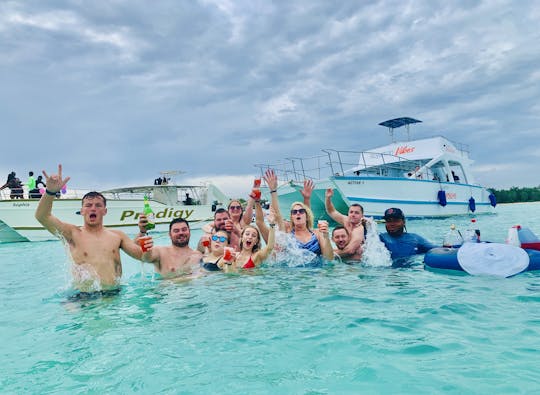 Bateau de fête réservé aux adultes avec boissons à volonté, tuba et banc de sable