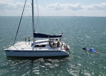 Catamarã de 48 pés navegando na Baía de Biscayne. Festa, Cura sonora, Wingfoil