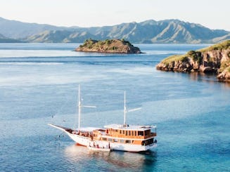 Explorez le parc national de Komodo avec notre bateau Phinisi