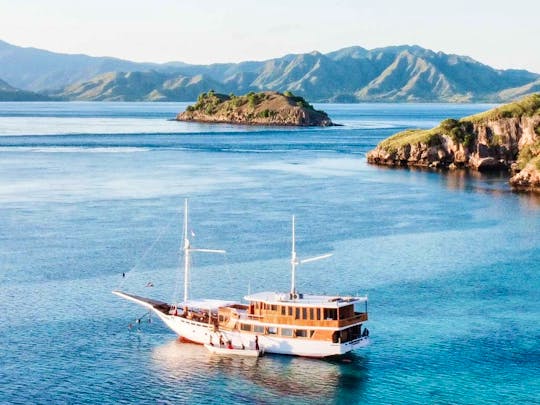 Explore Komodo national Park with our Phinisi Boat