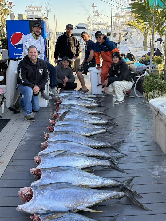 Charters de pesca deportiva para atunes, mahi, rayas, lubina y trematodos en alta mar o en alta mar