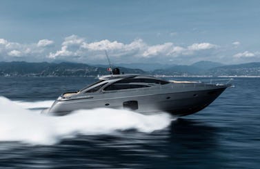 Iate dinâmico de 70 pés que oferece pura adrenalina e luxo no mar!