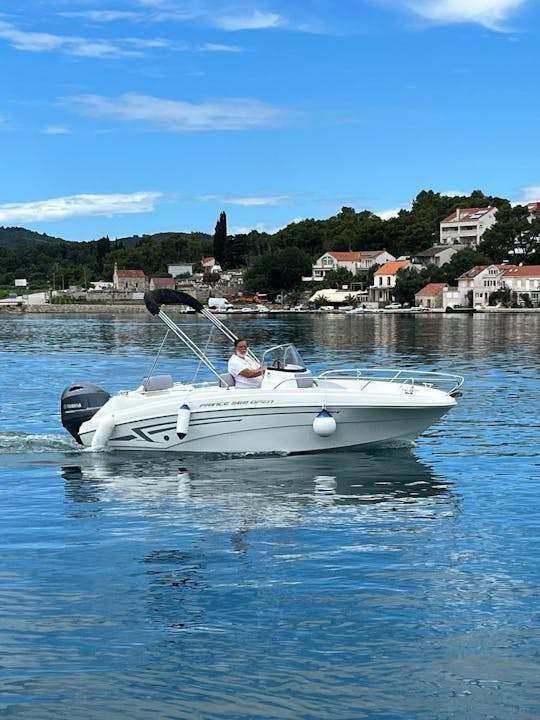 Prince 560 Barco familiar aberto, amplo e espaçoso, elegante e fácil de manusear