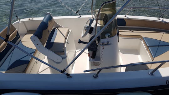 Location de bateaux à moteur à Corfou ~17 pieds 30 ch hors-bord, aucun permis requis