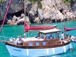 Cruising in Setúbal with “Cachondo” Motorsailer