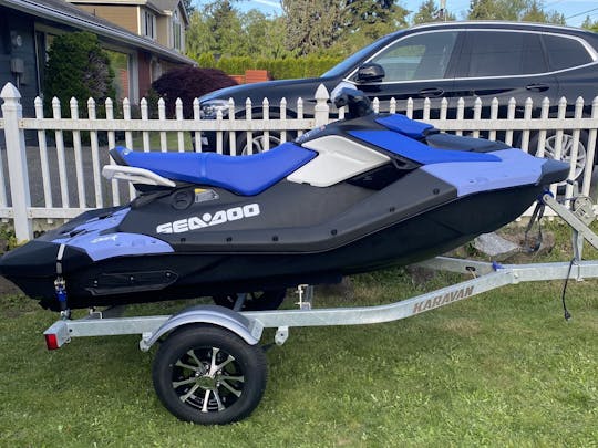 Sea Doo Spark 2024 複数のドライビングモードにはトリムメーカとウェイクメーカードッキングラインがあります 