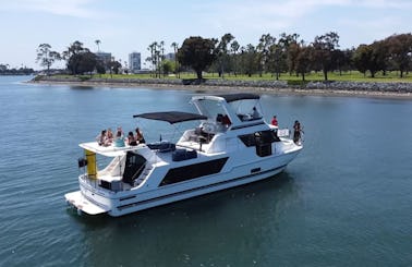 57ft Tropical Yacht 🍹3 Decks 💃Music 🎵 BYOB 🥂 San Diego Bay