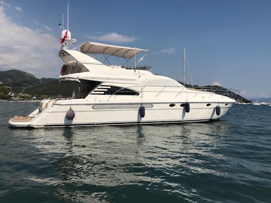 Iate a motor Fairline 59 com capacidade para 6 pessoas na região de Gocek