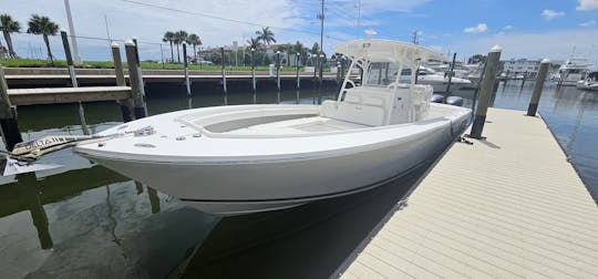 34ft luxury powerboat with upgraded sound, a bathroom and room for 13!