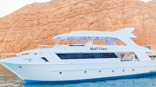 Aluguel diário de iate em SHARM EL SHEIKH com frutos do mar, bebidas, funcionários e transporte gratuito  