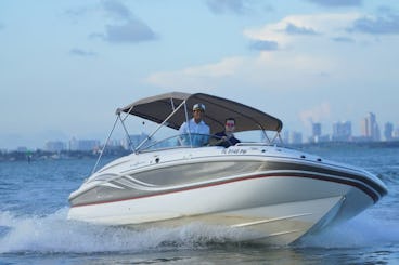 Hurricane Bowrider de 24 pieds pour la location de yachts dans la région de Miami.