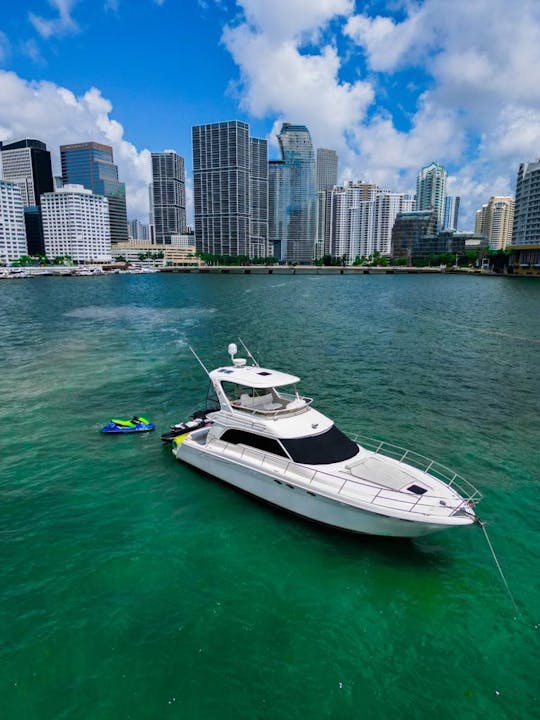 Belo iate Azimut de 50 pés disponível em Miami para até 13 pessoas. SEM TAXA OCULTA