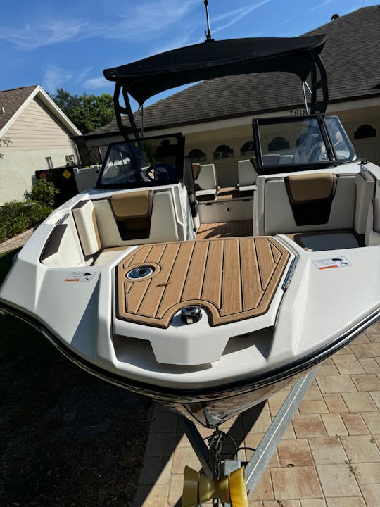 Magnifique jet boat californien de 22 pieds Yamaha 2023 - jusqu'à 10 personnes ou 1600 livres.