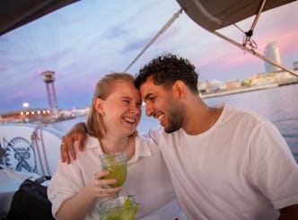 Tour romántico privado en velero desde Barcelona