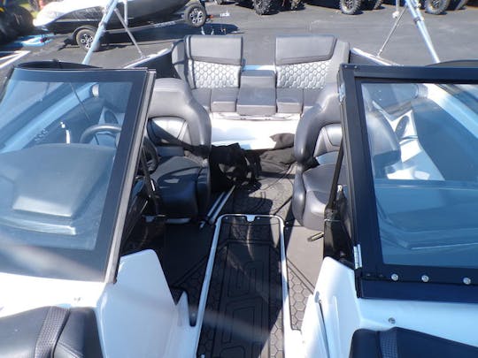 Louez un Scarab 195ID 2023 : l'aventure aquatique ultime vous attend ! 🚤