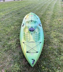 Kayak jaune/vert vif de 9,5 pieds assis sur le dessus situé près de la rivière Brandywine