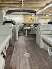 Luxury Pontoon Boat (Tritoon with 250 Evinrude)