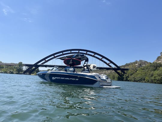 Nautique G23 2020 en el lago Austin, con capacidad para 14 personas, justo al lado del puente 360